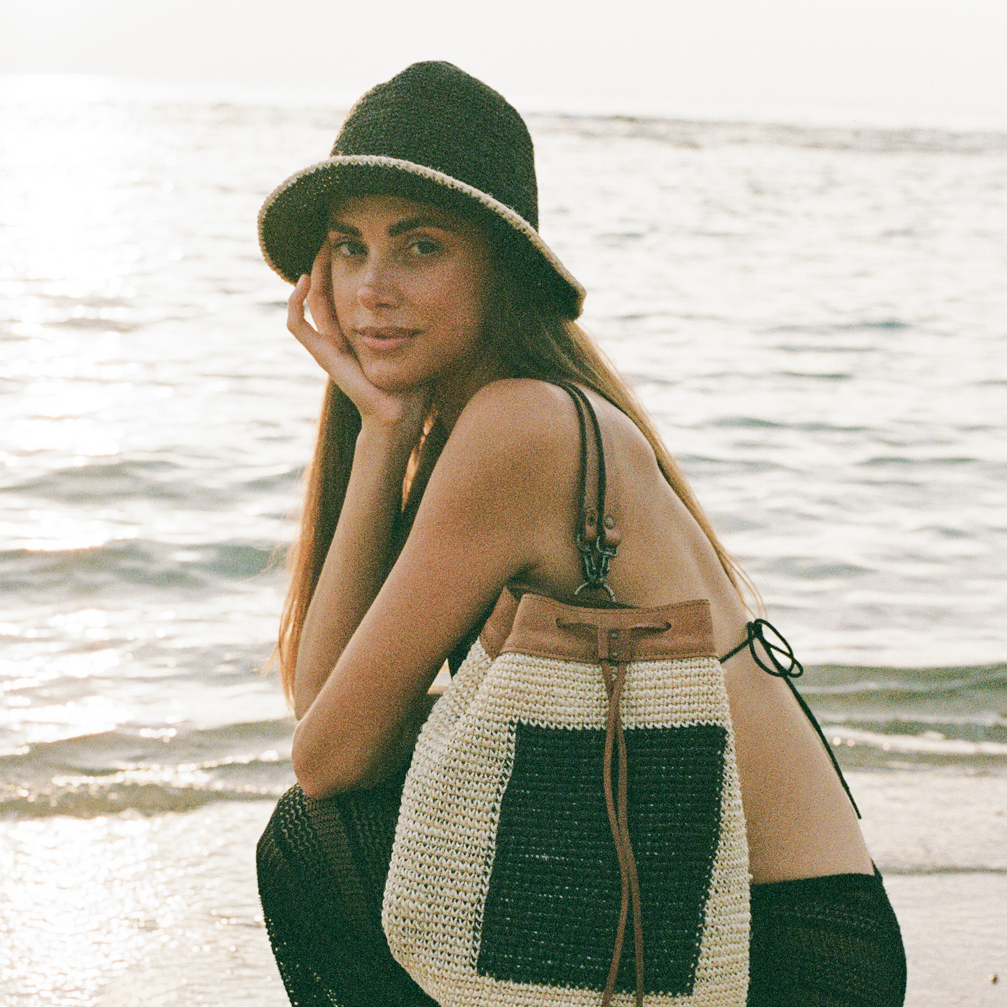 The Black & White Trimmed Bucket Hat Minga