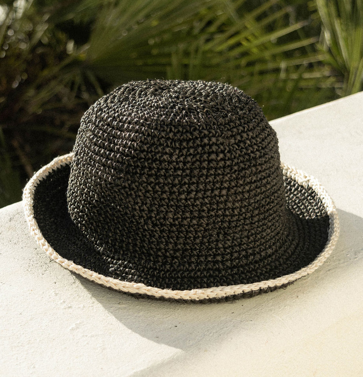 The Black & White Trimmed Bucket Hat Minga