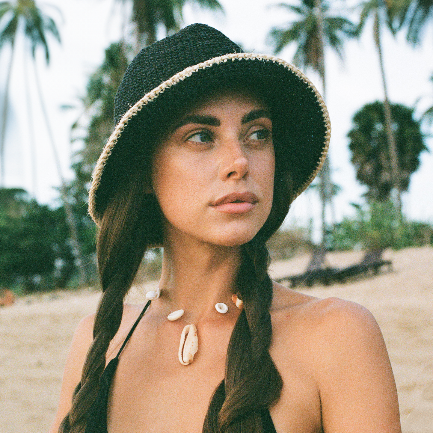 The Black & White Trimmed Bucket Hat Minga