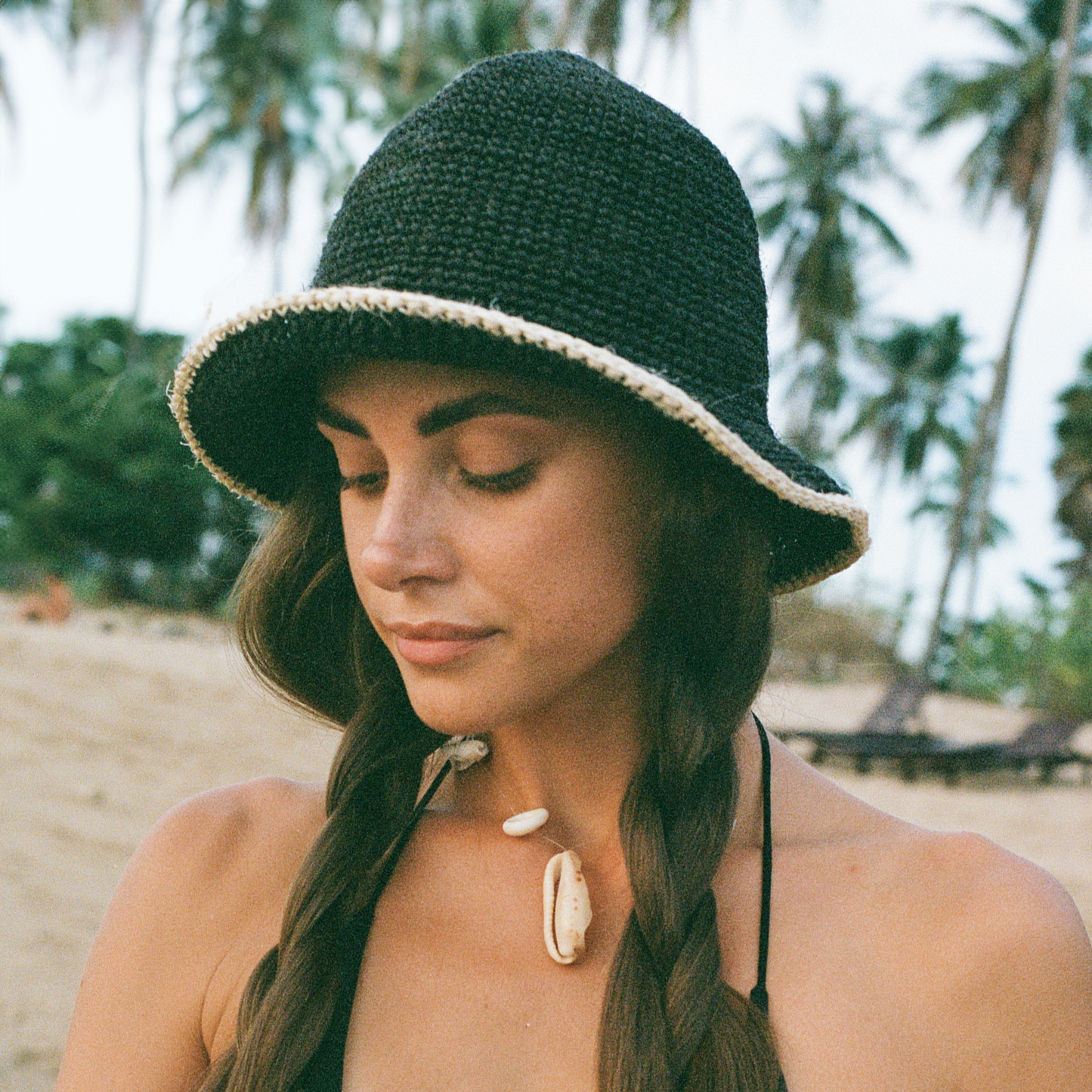 The Black & White Trimmed Bucket Hat Minga
